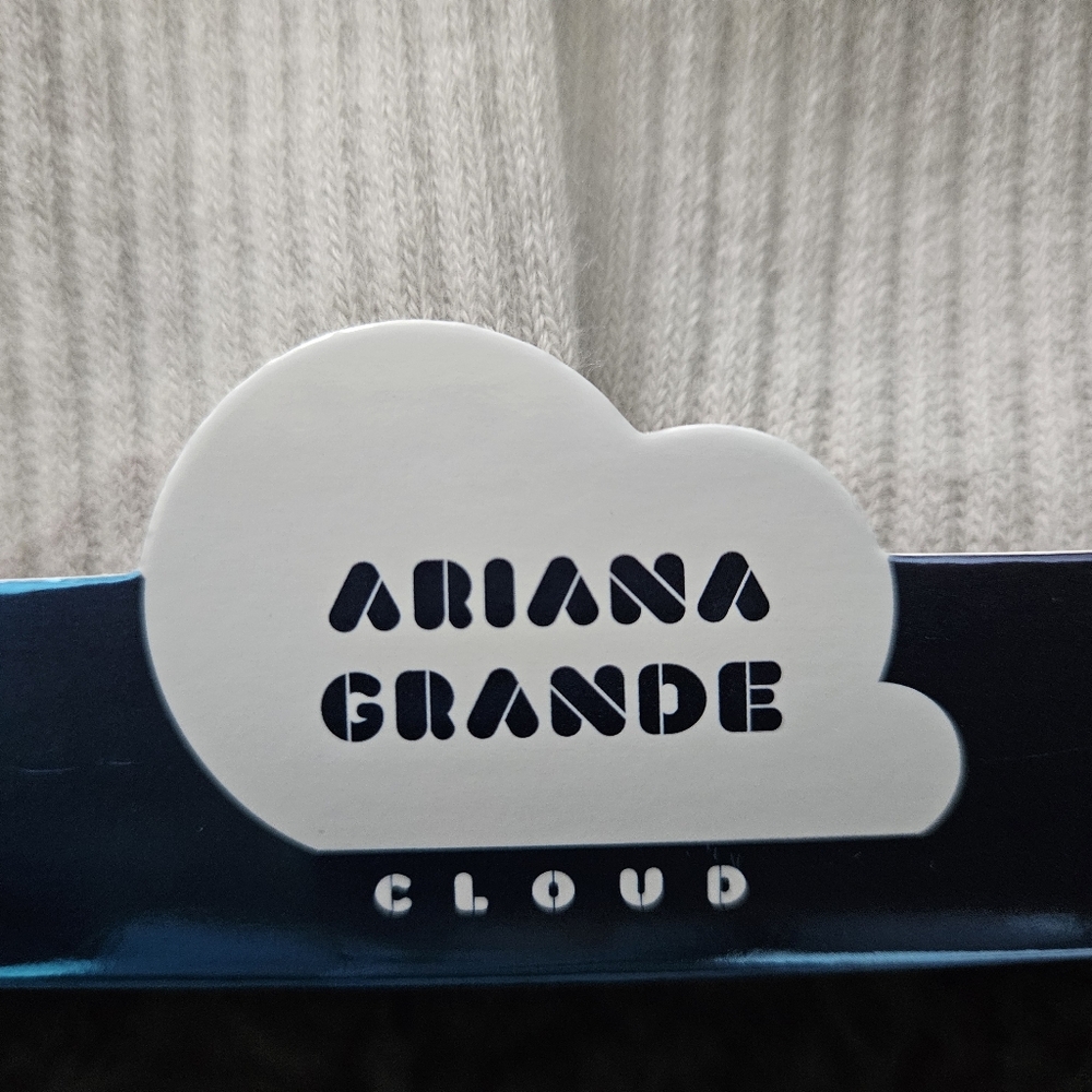 Ariana Grande R.E.M. Saturn Neon Desk Light Cloud Socks 34+35 Mug & Cloud Box - Picture 9 of 14